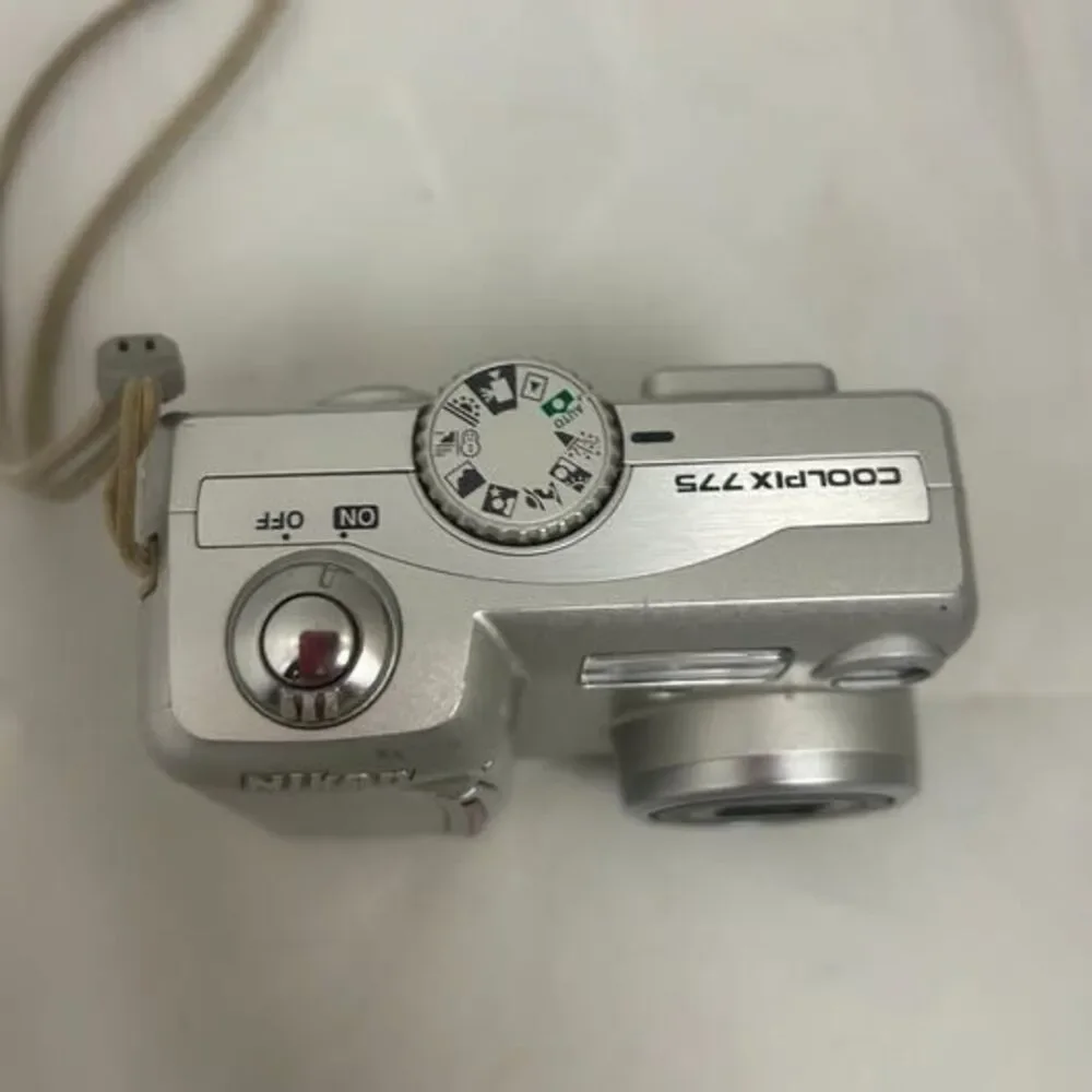 Nikon COOLPIX 775 Digital Camera 2.0MP – Silver – Untested As-Is